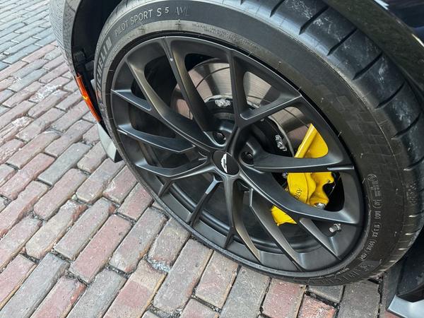21-inch forged wheel and yellow brake caliper